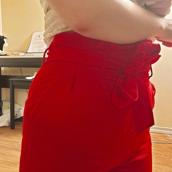 Red high-waisted paperbag pants - Picture 5 of 6